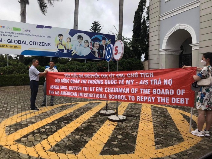 Phụ huynh căng băng rôn đòi nợ tại Trường Quốc tế Mỹ Việt Nam (ảnh: PHCC)