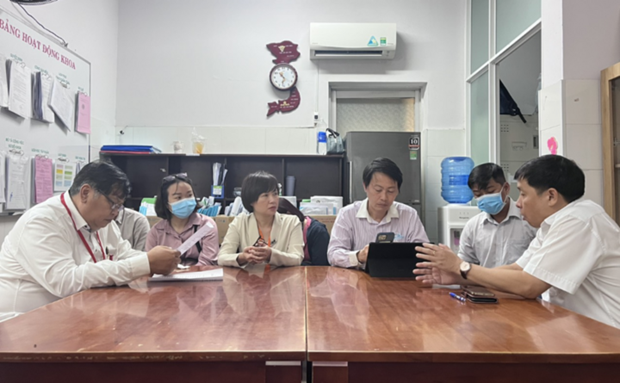 Đoàn công tác của Sở Y tế Thành phố Hồ Chí Minh làm việc với Bệnh viện Lê Văn Thịnh về trường hợp ngộ độc tại chung cư Palm Heights (ảnh: Sở Y tế TPHCM)