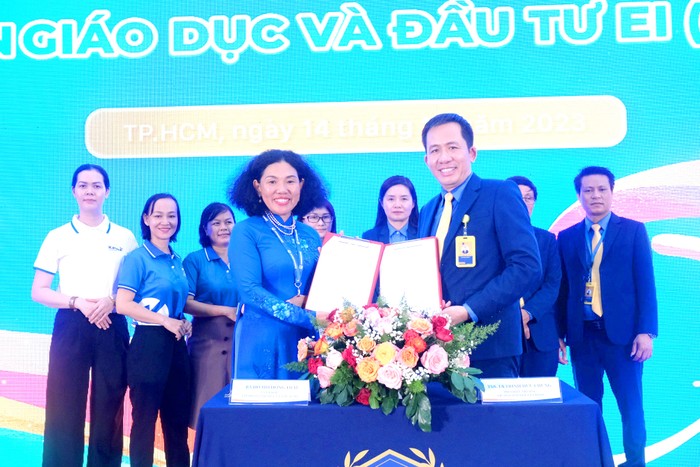 Thạc sĩ Trịnh Hữu Chung đại diện cho GDU ký kết hợp tác với các doanh nghiệp (Ảnh: GDU)