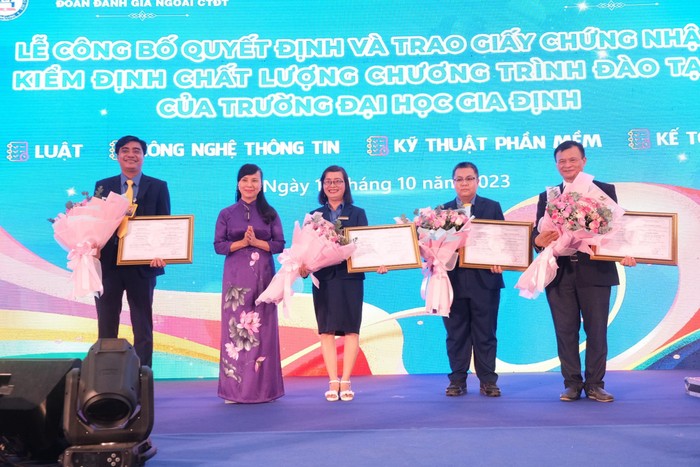 Tiến sĩ Nguyễn Thị Kim Phụng trao Giấy chứng nhận đạt kiểm định chất lượng cho 4 ngành của Trường Đại học Gia Định (ảnh: GDU)