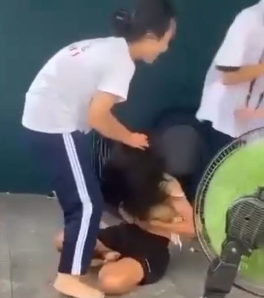 Nữ sinh trung học cơ sở Trung Mỹ Tây 1 đánh bạn tại quán trà sữa (ảnh cắt từ video clip)