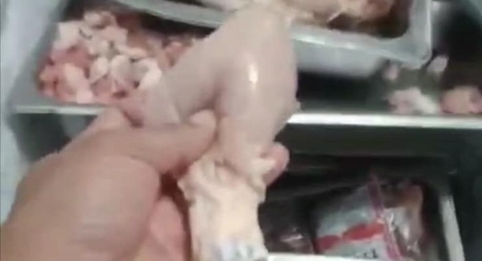 Đùi gà được cho là không đảm bảo an toàn thực phẩm do phụ huynh phát hiện (ảnh cắt từ video clip)