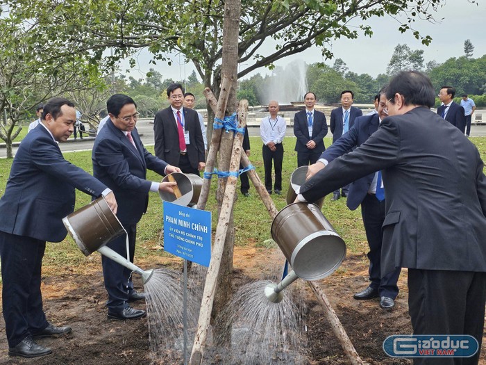 Thủ tướng Chính phủ Phạm Minh Chính và đoàn công tác trồng cây lưu niệm tại Đại học Quốc gia Thành phố Hồ Chí Minh (ảnh: V.D)