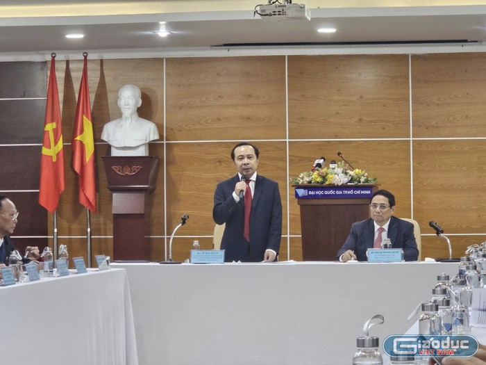 Giám đốc Đại học Quốc gia Thành phố Hồ Chí Minh nêu lên kiến nghị tại buổi làm việc (ảnh: V.D)