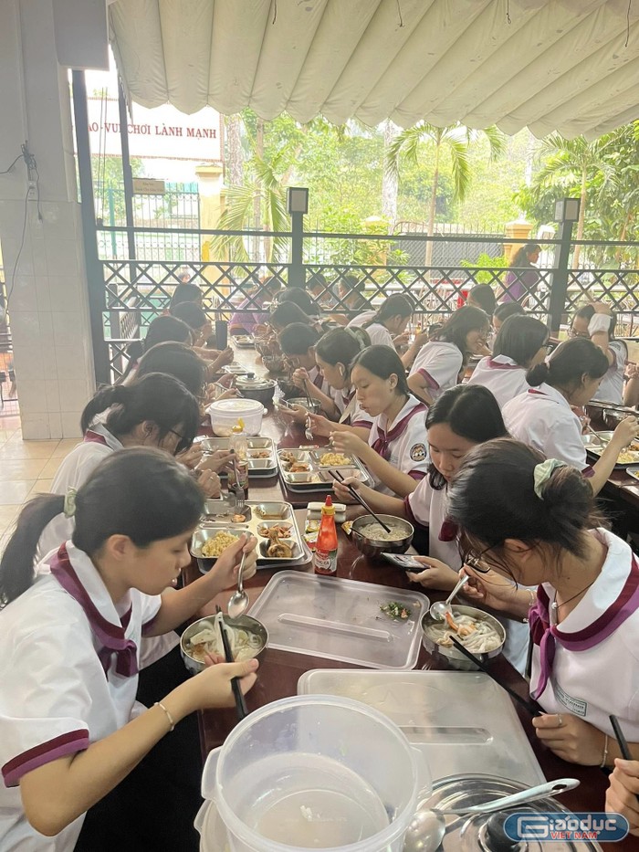 Học sinh Trường trung học phổ thông Trưng Vương trong giờ ăn trưa tại trường (ảnh: V.D)