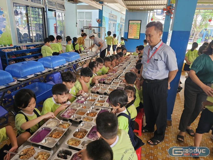 Thầy Đàm Triệu Thọ quan tâm, thăm hỏi học sinh của trường vào giờ ăn bán trú trưa (ảnh: V.D)