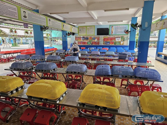 Các suất ăn bán trú trưa của học sinh Trường tiểu học Võ Thị Sáu được đậy lồng bàn lại cẩn thận chờ học sinh xuống ăn (ảnh: V.D)