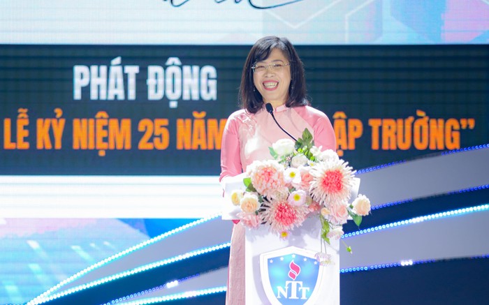 Tiến sĩ Trần Ái Cầm - Hiệu trưởng Trường Đại học Nguyễn Tất Thành phát biểu tại lễ khai giảng (ảnh: NTTU)