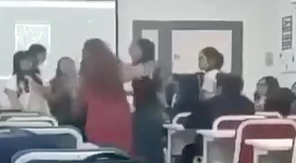 Sinh viên C.V. có hành vi tát bạn trong giờ học tại Trường Đại học Hoa Sen (ảnh cắt từ video clip)