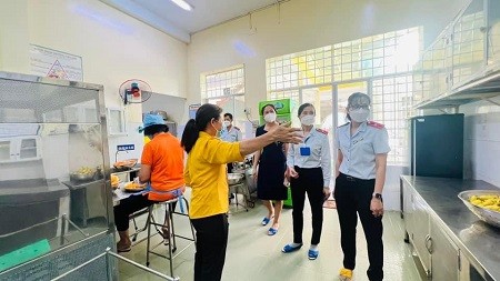 Đoàn kiểm tra an toàn thực phẩm của thành phố kiểm tra một cơ sở giáo dục tại Thành phố Hồ Chí Minh (ảnh: BQLATTP TPHCM)