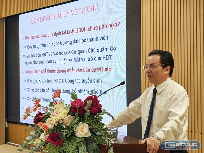 Giáo sư Hoàng Văn Cường phát biểu tại buổi tọa đàm (ảnh: V.D)