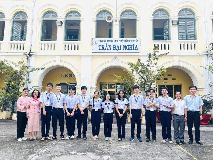 Nguyễn Vương Khải An (thứ 4, trái sang) cùng với bạn bè và thầy cô trong trường (ảnh: NVCC)