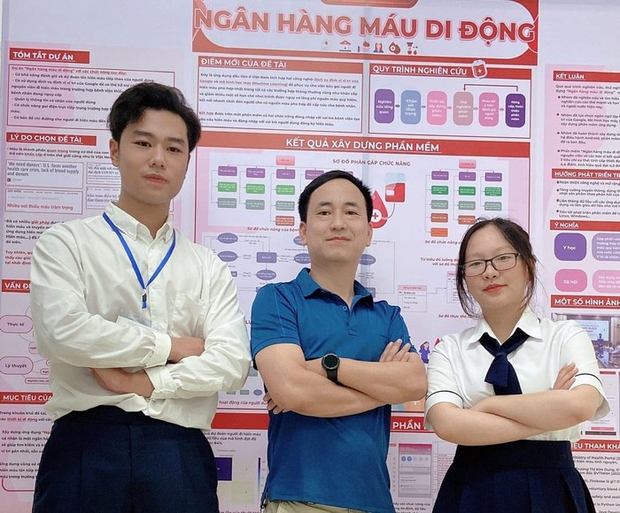 Trần Phong và Trần Mỹ Chi đã có gần hai năm nghiên cứu, triển khai dự án “Ngân hàng máu di động” dưới sự hướng dẫn của thầy Mai Hồng Kiên (ở giữa). (Ảnh: NVCC).