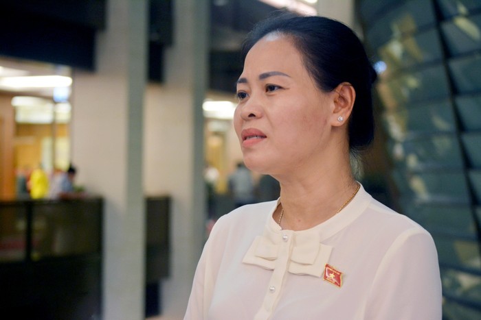 Đại biểu Nguyễn Thị Thu Dung bày tỏ quan điểm về quy định ngừng cấp chứng chỉ hành nghề với đối tượng y sĩ. (Ảnh: H.B).