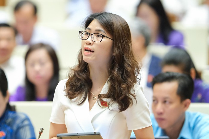 Đại biểu Đinh Thị Ngọc Dung đề cập đến vấn đề học phí của bậc học phổ thông. (Ảnh: quochoi.vn).