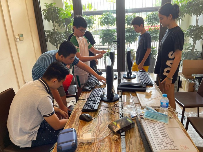 Nhóm học sinh từ 13-17 tuổi tự mày mò, học cách sửa máy tính cũ. (Ảnh: NVCC).