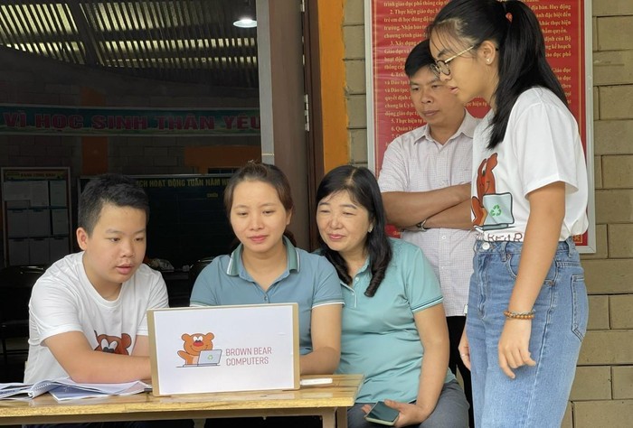 Chuyến thiện nguyện trao tặng 2 máy tính và 400 đầu sách cho Thư viện cùng nhiều dụng cụ học tập cho các em học sinh Trường Tiểu học Lũng Luông (huyện Võ Nhai, tỉnh Thái Nguyên) ngày 14/5/2022. (Ảnh: NVCC).