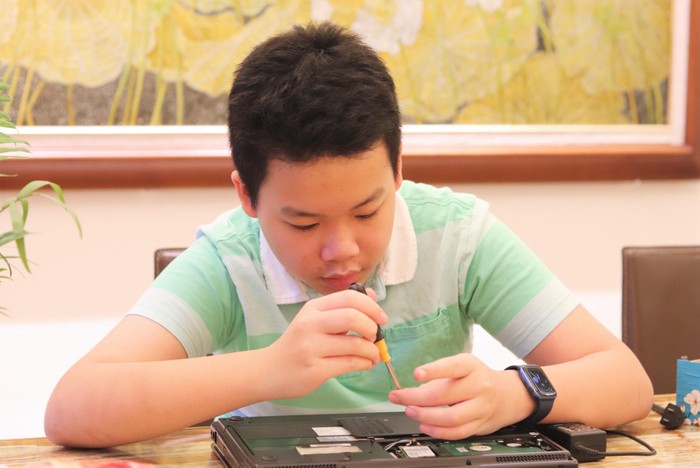Cậu học trò 13 tuổi Hoàng Minh Khôi nảy ra ý tưởng sửa máy tính tặng học sinh vùng khó từ chuyến du lịch Điện Biên. (Ảnh: Ngân Chi).