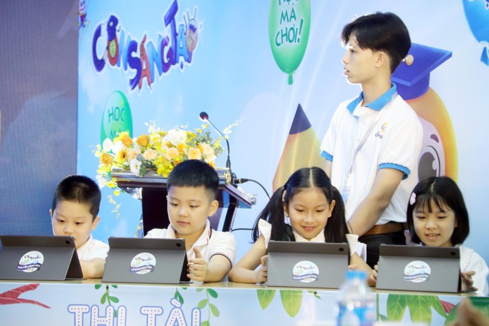 Các học sinh trải nghiệm Con Sáng Tạo thông qua cuộc thi tài với môn Toán và Tiếng Việt.