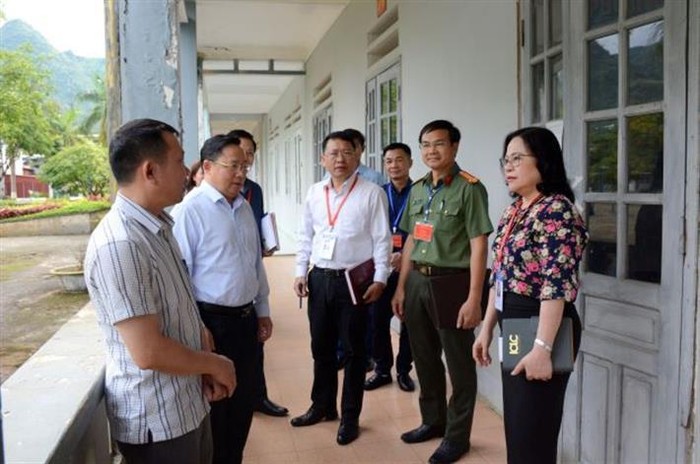 Đoàn kiểm tra làm việc tại điểm thi Trường Phổ thông dân tộc Nội trú tỉnh Lai Châu. (Ảnh: moet.gov.vn).