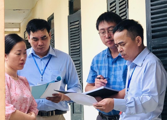 Đoàn kiểm tra tại điểm thi Trường Phổ thông dân tộc nội trú tỉnh Điện Biên. (Ảnh: dienbien.edu.vn).