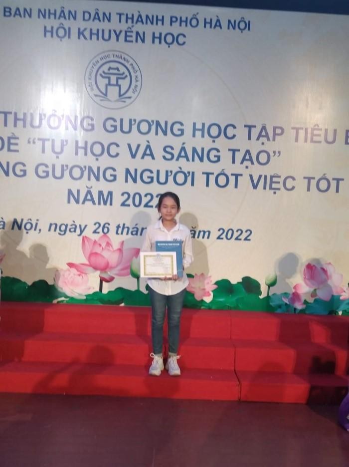 Sinh viên Tạ Thanh Huyền (K47A Sư phạm Tiếng Anh, Khoa Tiếng Anh, Trường Đại học Sư phạm Hà Nội 2) tại Hội nghị trao thưởng.