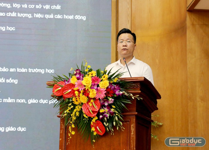 Ông Lê Đức Thuận - Trưởng phòng Giáo dục và Đào tạo quận Ba Đình báo cáo kết quả năm học 2021-2022 và phương hướng, nhiệm vụ năm học 2022-2023. (Ảnh: Ngân Chi).