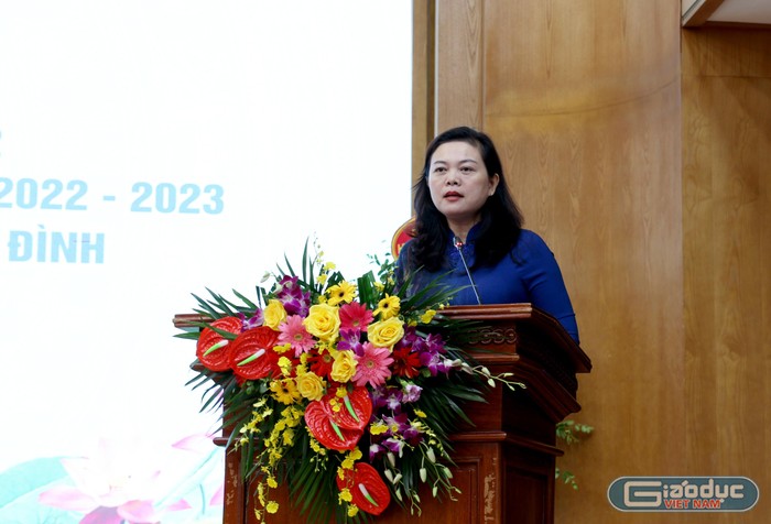 Bà Trần Lưu Hoa - Phó Giám đốc Sở Giáo dục và Đào tạo Hà Nội đánh giá cao những kết quả năm học 2021-2022 của ngành giáo dục và đào tạo Ba Đình. (Ảnh: Ngân Chi).