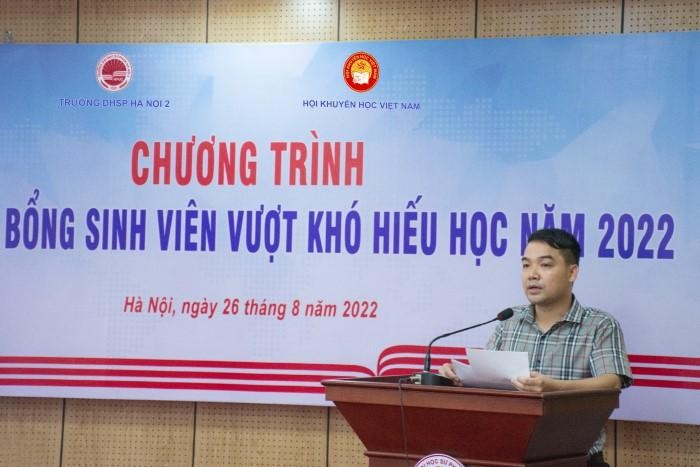 Thạc sĩ Nguyễn Hữu Hòa - Trưởng phòng Công tác chính trị - Học sinh sinh viên công bố Quyết định cấp học bổng sinh viên vượt khó hiếu học năm 2022.