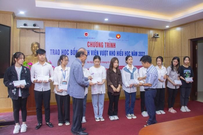 Phó Chủ tịch Hội đồng quản lý Quỹ Khuyến học Việt Nam và đại diện Trường ĐHSP Hà Nội 2 trao học bổng cho các bạn sinh viên vượt khó hiếu học.