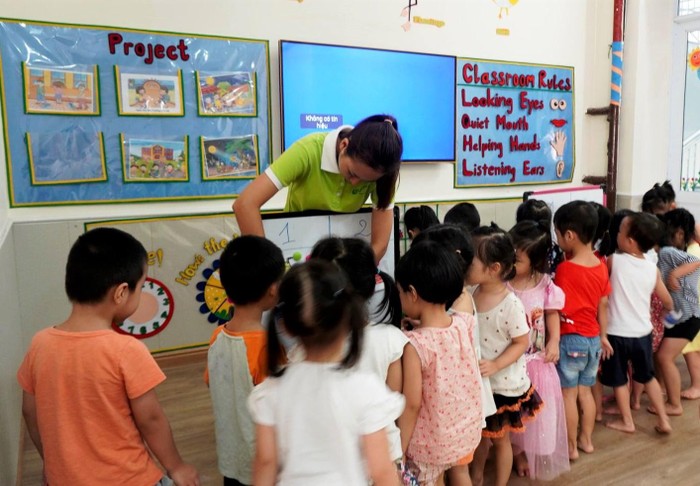 Cô giáo mầm non Nguyễn Thị Huyền khi còn đứng lớp, tại một trường mầm non tư thục trên địa bàn Hà Nội. (Ảnh: NVCC).