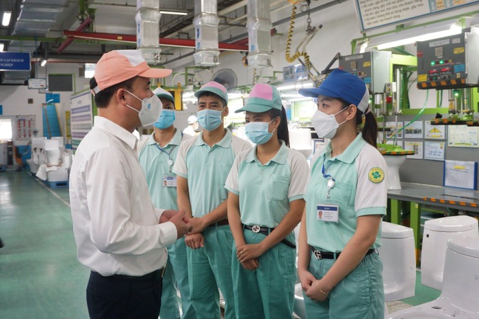 Tổng Giám đốc Nguyễn Thế Mạnh kiểm tra việc hỗ trợ người lao động tại công ty TNHH TOTO Việt Nam.
