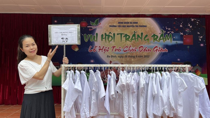 Cô giáo Nguyễn Hồng Hà - Tổng phụ trách giới thiệu Siêu thị đồng phục 0 đồng tới toàn thể học sinh của trường. (Ảnh: NTCC).