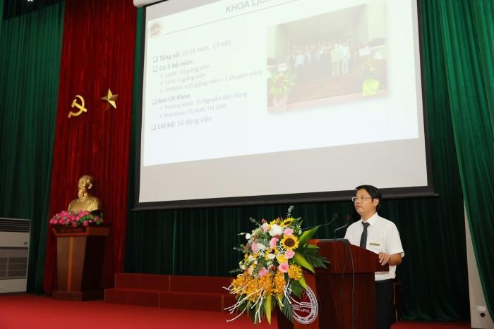 Tiến sĩ Nguyễn Văn Dũng - Trưởng khoa Lịch sử trình bày tổng quan về chương trình đào tạo Sư phạm Lịch sử.