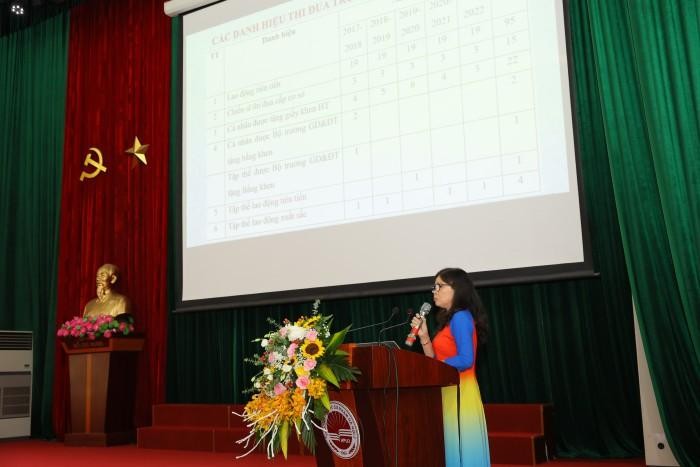 Tiến sĩ Trần Thị Hồng Loan - Trưởng khoa Giáo dục Chính trị trình bày tổng quan về chương trình đào tạo Giáo dục Công dân.