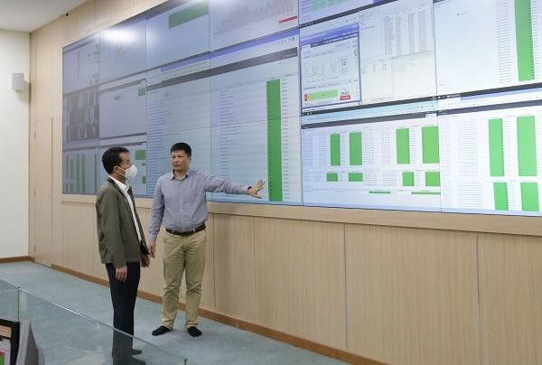 Tổng Giám đốc Bảo hiểm xã hội Việt Nam Nguyễn Thế Mạnh kiểm tra hoạt động hệ thống công nghệ thông tin của ngành.