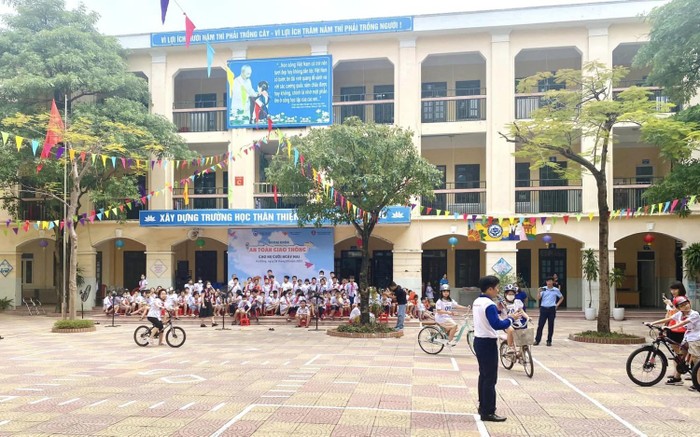 Học sinh tham gia điều khiển xe đạp an toàn bên sân nhà văn hóa. (Ảnh: NTCC).