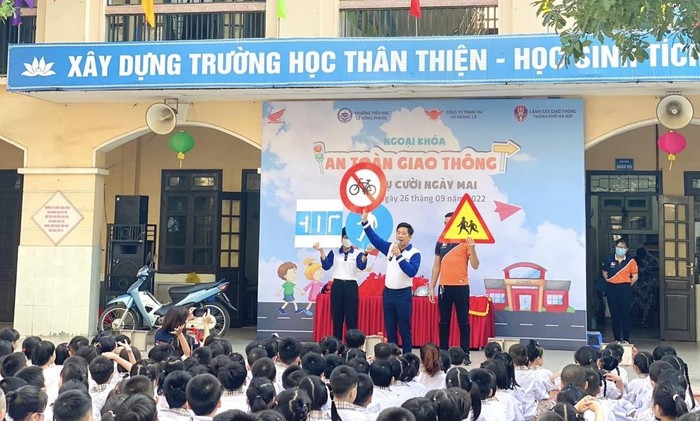 Học sinh Trường Tiểu học Lê Hồng Phong được giới thiệu kiến thức An toàn giao thông. (Ảnh: NTCC).