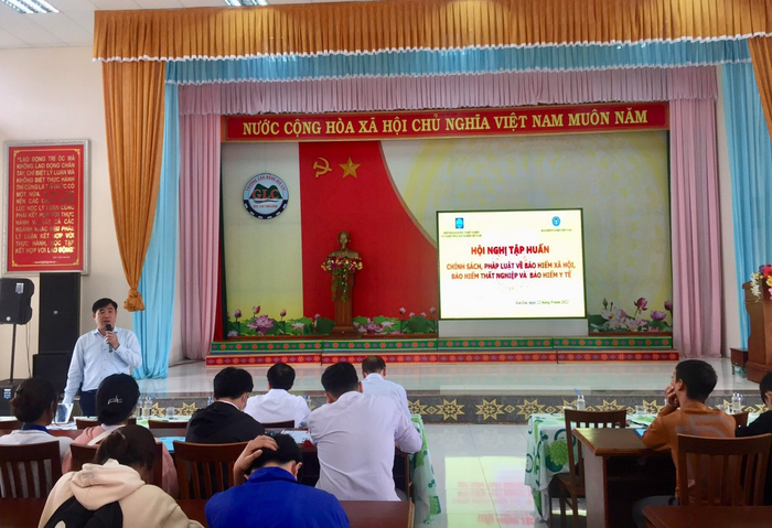 Ông Trần Ngọc Tuấn - Phó Giám đốc Bảo hiểm xã hội tỉnh Gia Lai phát biểu và chia sẻ các thông tin về bảo hiểm xã hội, bảo hiểm y tế và bảo hiểm thất nghiệp của tỉnh tại Hội nghị.