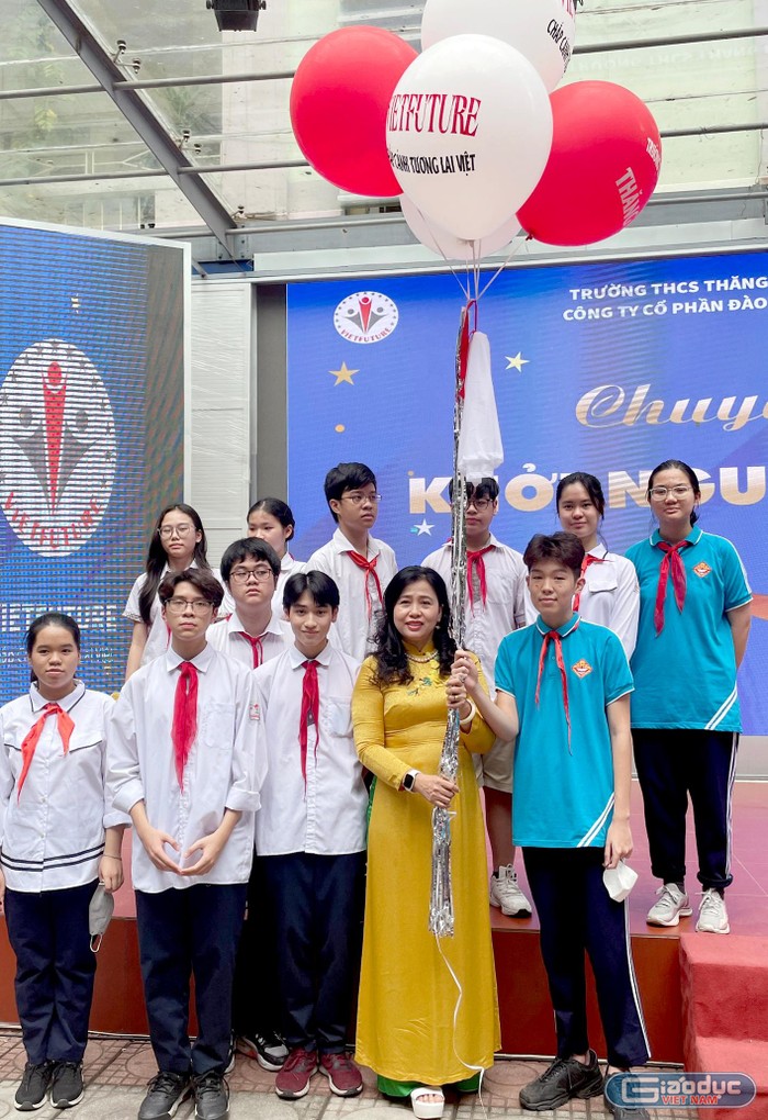 Hiệu trưởng Nguyễn Thanh Hà cùng học sinh thả bóng bay đưa ước mơ bay cao.