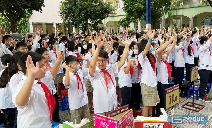 Hơn 1.000 học sinh Trường Trung học cơ sở Thăng Long hưởng ứng buổi sinh hoạt dưới cờ ngày 3/10.