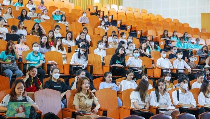 Sinh viên K46 tham gia khai mạc chương trình tập huấn.