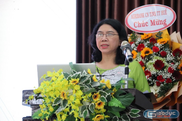 Phó Giáo sư, Tiến sĩ Nguyễn Lan Hương trình bày tham luận.