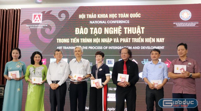 Chủ tịch Hiệp hội Các trường đại học, cao đẳng Việt Nam trao kỷ niệm chương cho một số thầy cô