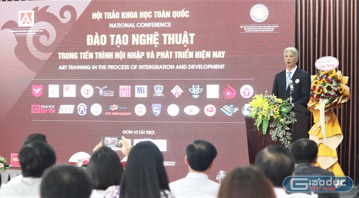Tiến sĩ Đỗ Xuân Phú - Phó Hiệu trưởng phụ trách Trường Đại học Nghệ thuật - Đại học Huế phát biểu tại hội thảo. (Ảnh: Mộc Trà).