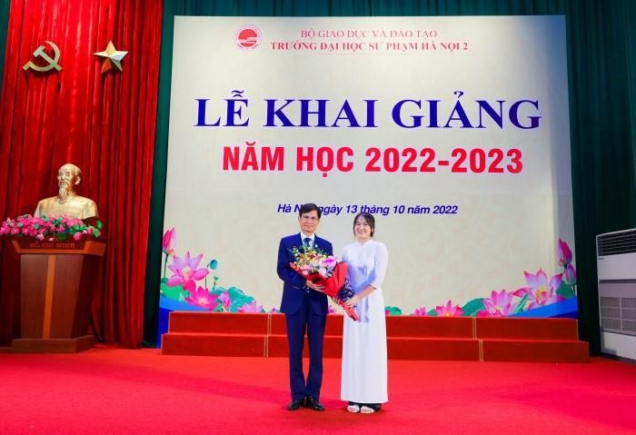 Phó Giáo sư, Tiến sĩ Nguyễn Quang Huy - Bí thư Đảng ủy, Hiệu trưởng nhận hoa tri ân của sinh viên.