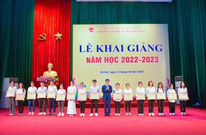 Phó Giáo sư, Tiến sĩ Nguyễn Quang Huy - Bí thư Đảng ủy, Hiệu trưởng trao khen thưởng cho các tân sinh viên là Thủ khoa đầu vào các ngành đào tạo.