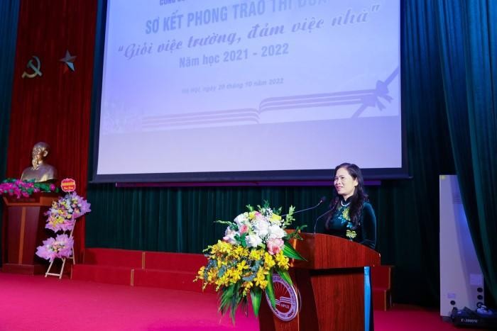 Bà Nguyễn Thị Bích Hợp - Phó Chủ tịch Công đoàn Giáo dục Việt Nam phát biểu chúc mừng.