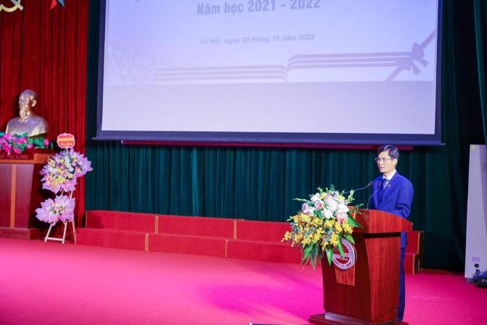 Phó Giáo sư, Tiến sĩ Nguyễn Quang Huy - Bí thư Đảng ủy, Hiệu trưởng phát biểu chúc mừng.