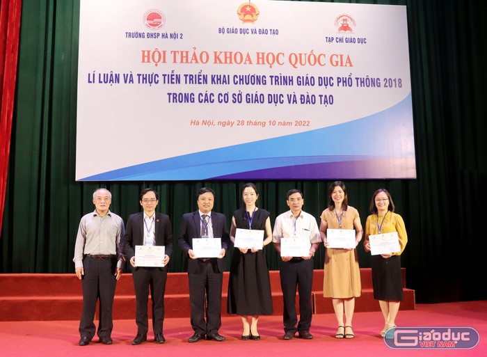 Tiến sĩ Nguyễn Vinh Hiển - nguyên Thứ trưởng Bộ Giáo dục và Đào tạo trao chứng nhận cho các báo cáo viên.